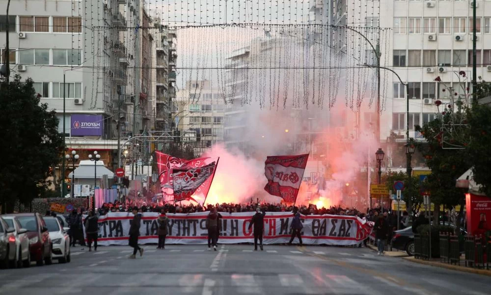 Ολυμπιακός: Διαμαρτυρία των οργανωμένων οπαδών στον Πειραιά για το 10% στα γήπεδα